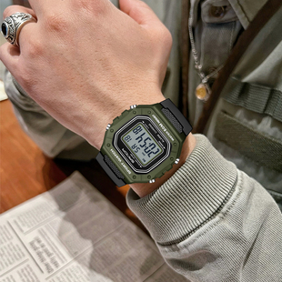 男士 初高中学生户外运动手表潮流 2025新款 复古小方块电子手表男款